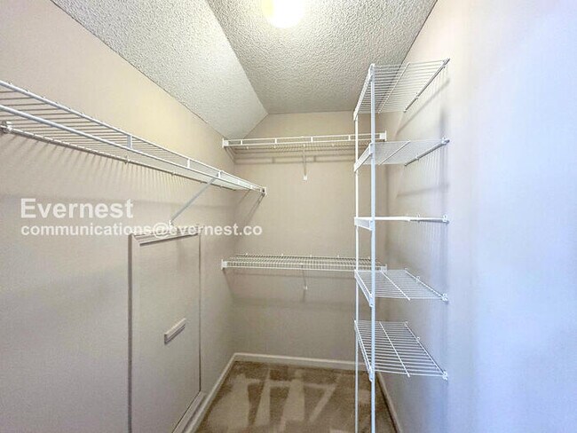 Building Photo - 10265 Buckland Bluff Cove