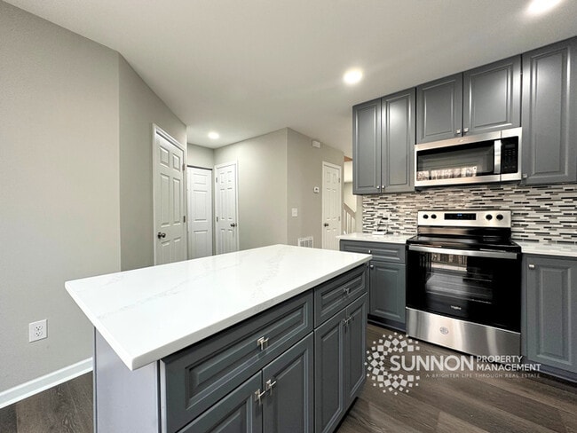 Building Photo - Beautifully Remodeled 3BR/2.5BA Townhome