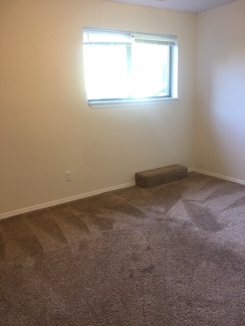 Building Photo - Spacious 3 bedroom Townhome