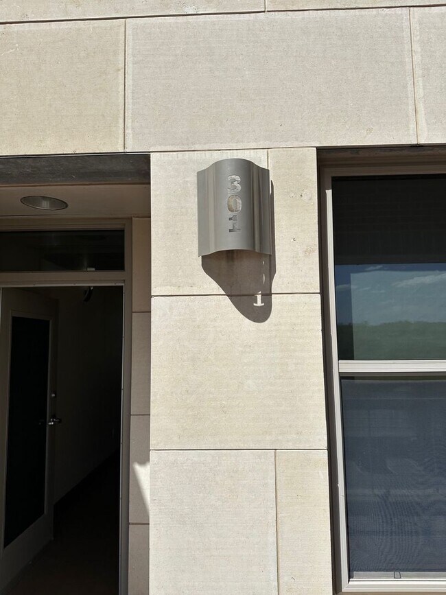 Building Photo - Blue Earth Place-One Bedroom available