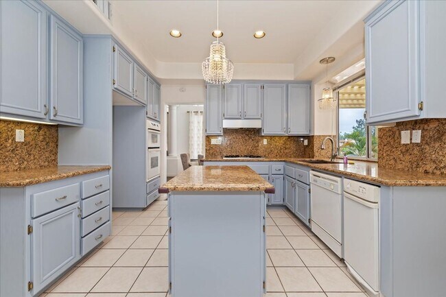 Building Photo - Lakefront Home for Lease – Panoramic Views...