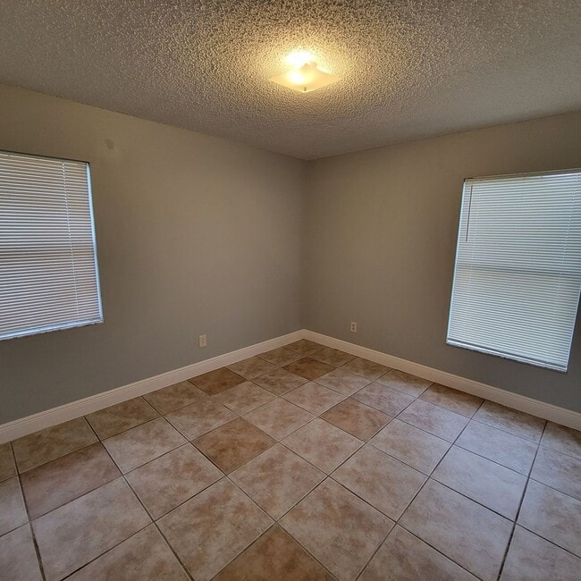 Building Photo - Charmin 3/1 Duplex In Groveland FL