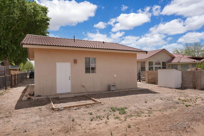Building Photo - NW Albuquerque | 2 bed / 1 bath | Casita |...