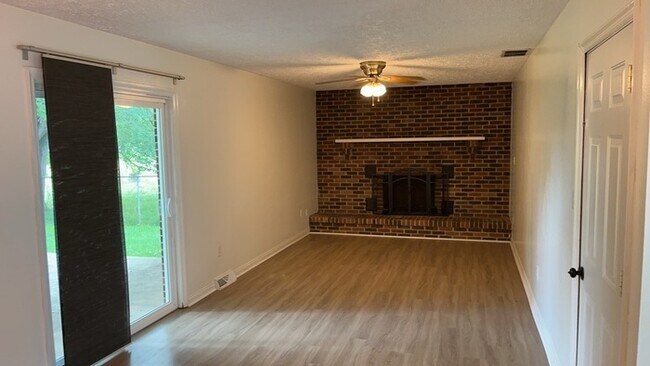 Building Photo - 621 Waneta Ave