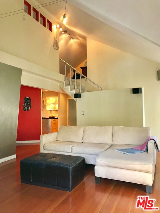 Building Photo - 1153 N Poinsettia Pl