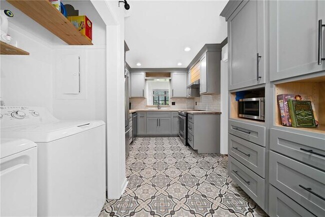 Building Photo - 52 Chaumont Square NW