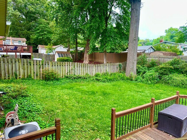 Building Photo - 5 Bedroom 2.5 Bathroom! Parking! Pets Welc...