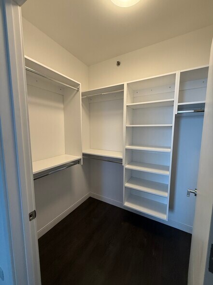 Building Photo - 450 E Waterside Dr