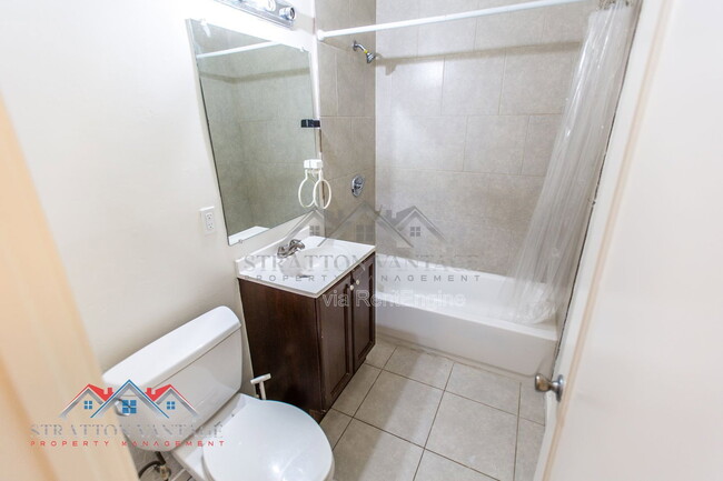 Building Photo - 1324 W Clarendon Ave