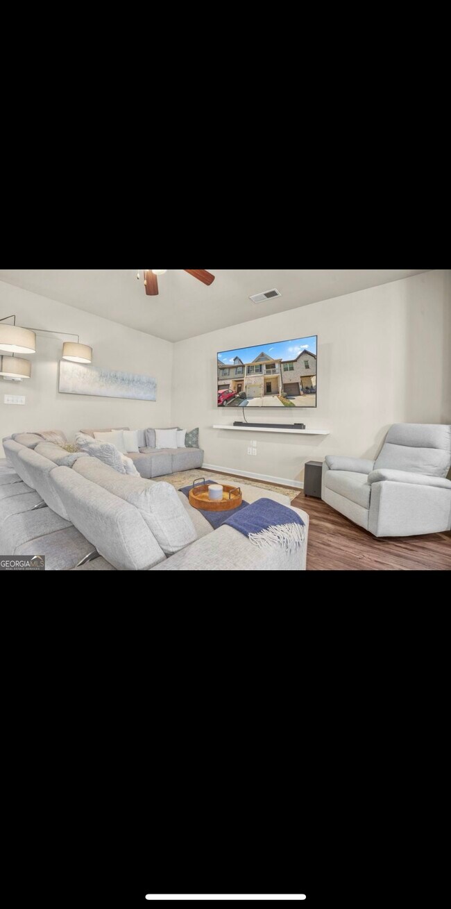 Living room (no furniture is included) - 125 White Mountain Pass