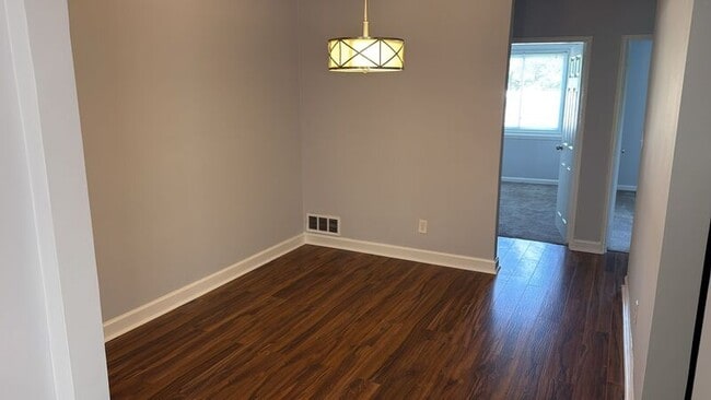 Building Photo - 866 Bellevue St SE