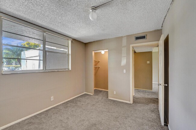 Building Photo - 9440 Poinciana Pl