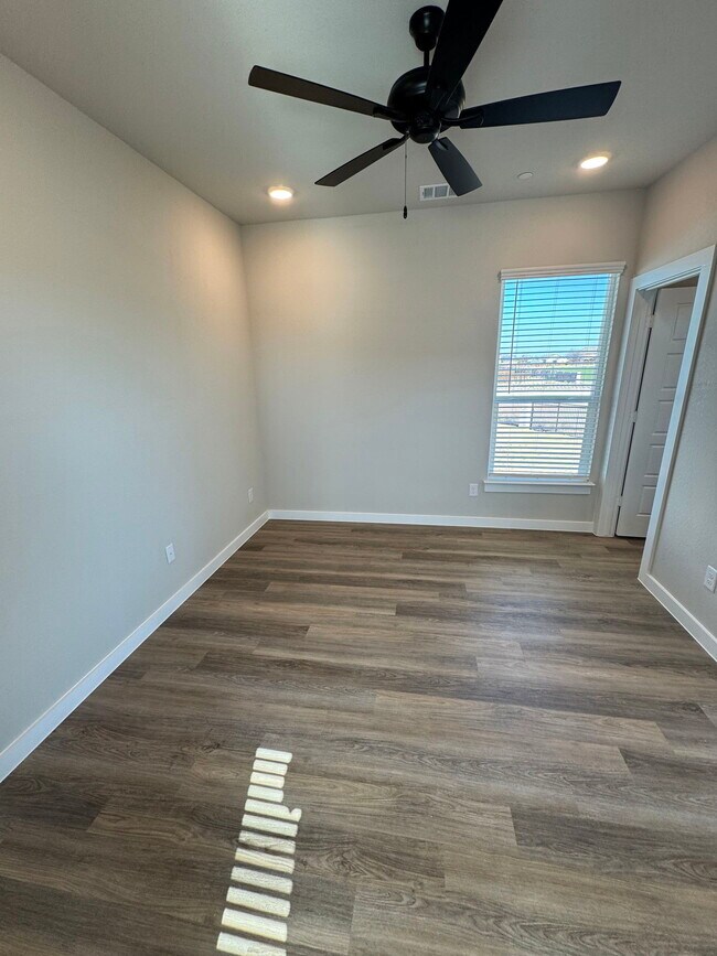 Building Photo - 200 White Water Dr