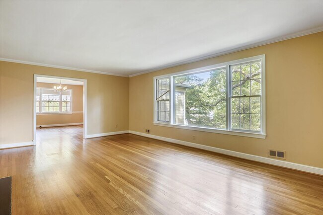 Building Photo - One Level Living -- 5bed / 3bath - Chevy Chase