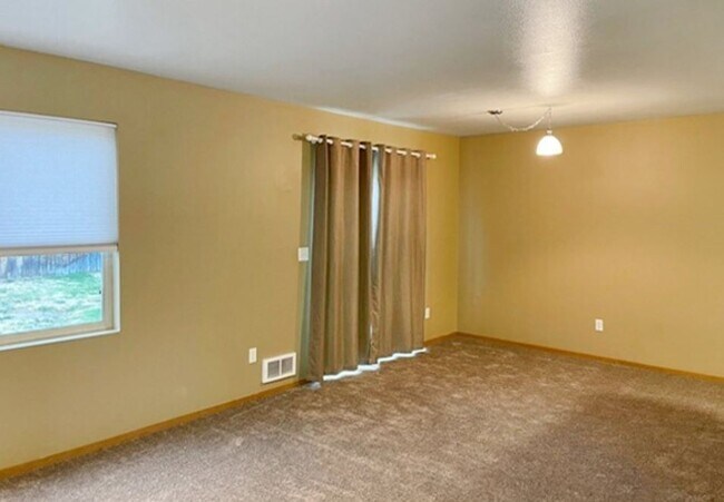 Building Photo - 2104 N Yellowstone St