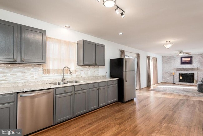 Building Photo - 8460 Colony Cir