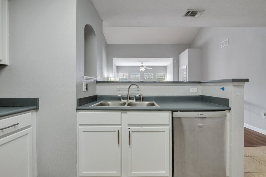 Building Photo - 2801 Chancellorsville Dr