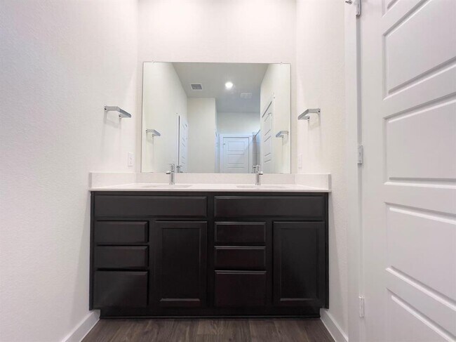 Building Photo - 2900 Egan Dr