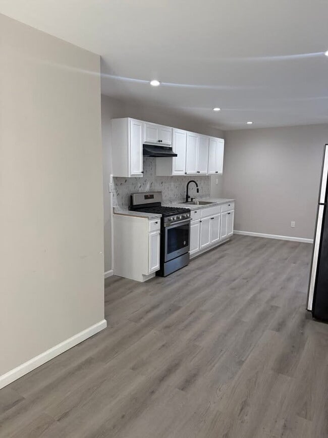 Building Photo - "Charming 4-Bedroom Townhouse in Trenton – Ideal Urban Living on MLK Jr. Blvd!"