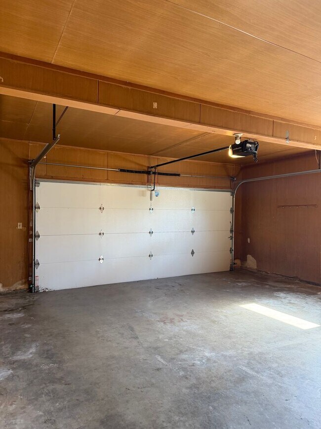 Building Photo - 3 bedroom, 2 bathroom, 2 car garage hom for rent