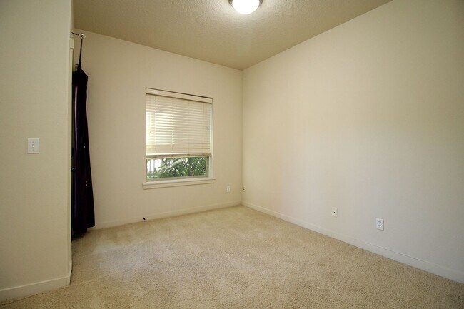 Building Photo - Tanasbourne 2 Bed 1 Bath Townhome