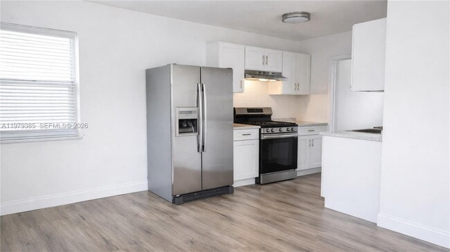 Building Photo - 2135 Bay Dr