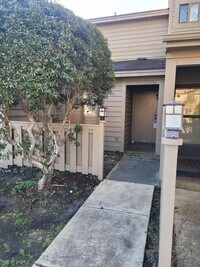 Building Photo - Located in Caneel Cove this 2 bed 2 bath townhome features hardwood floors throughout ,