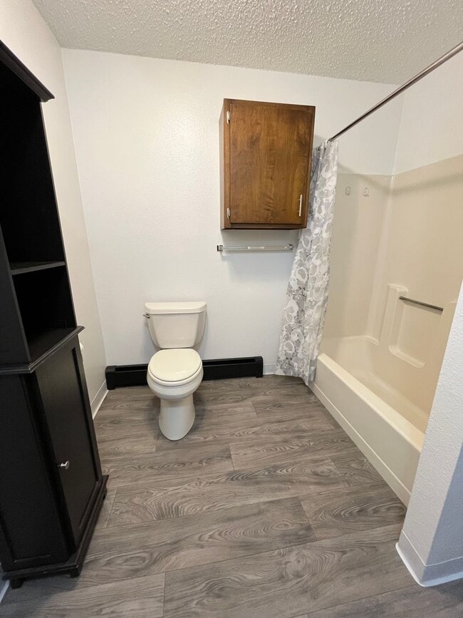 Building Photo - Newly Renovated Ground Floor 1 Bed Apartment!