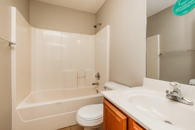 Building Photo - Inviting 3-Bedroom Nashville Home