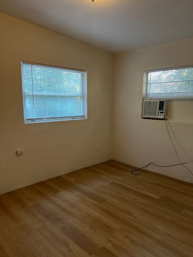 Building Photo - Duplex near Bumby/Michigan