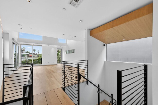Building Photo - Discover this striking 3 bedroom apartment for rent in Venice, offering 4 bathrooms, contemporary...