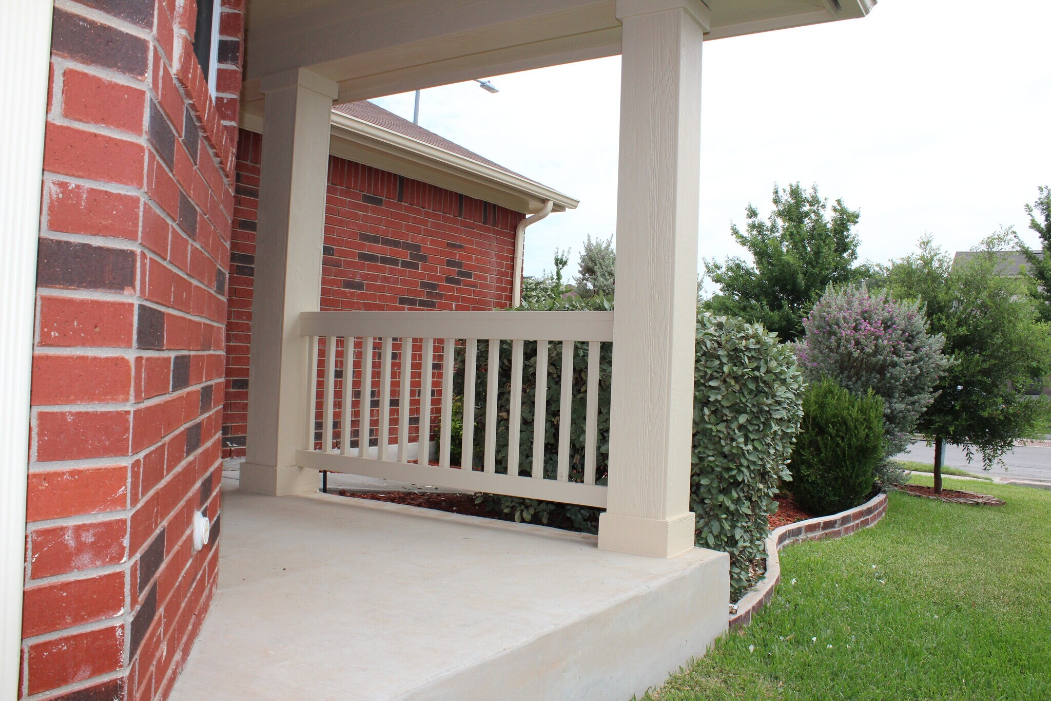 Entrance with flower garden - 5605 Bentsen Ln