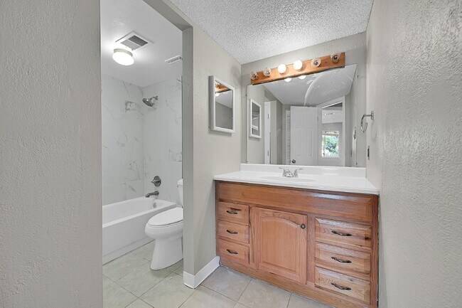 Building Photo - $1,650.00 - 2 Bedrooms, 1.5 Bathrooms Condo in Aurora with Cozy Fireplace!