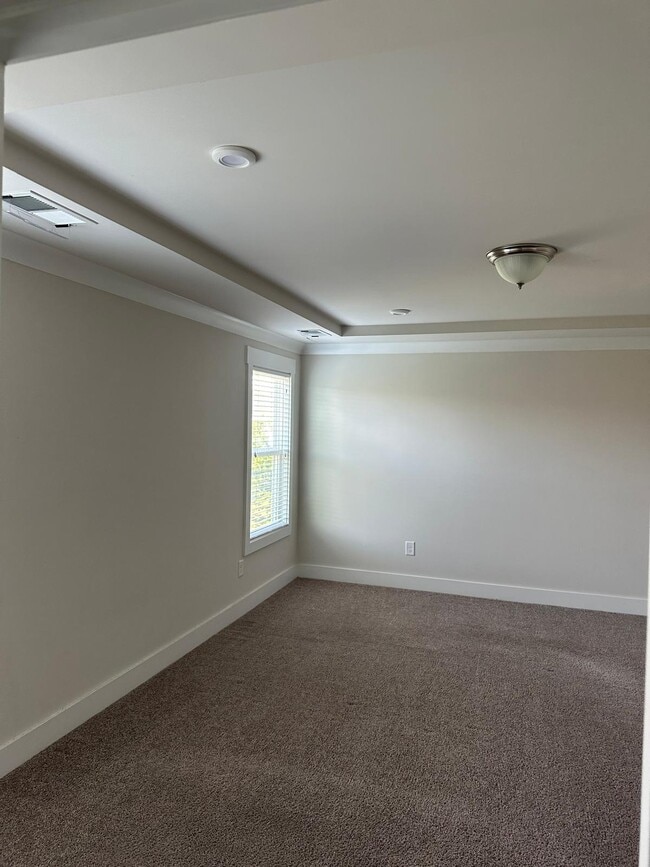 Building Photo - 14 Larson Dr