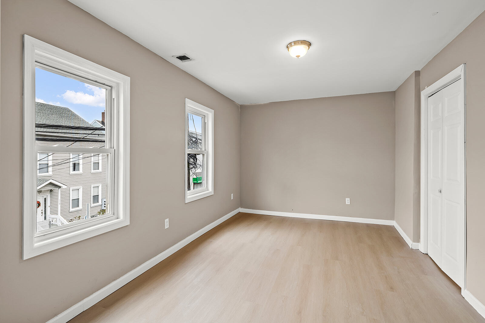 Building Photo - 113 E Main St