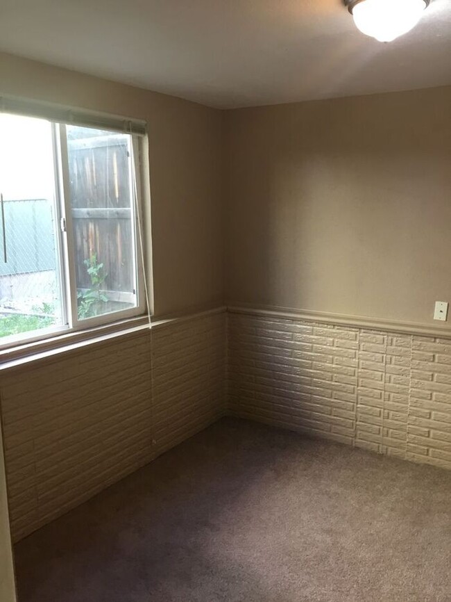 Building Photo - Tri-level Home with 4 bedrooms in Loveland!