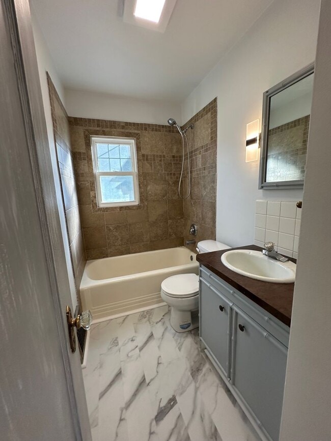 Building Photo - Wonderful 2+ Bedroom 1 Bath Shadle Area Home