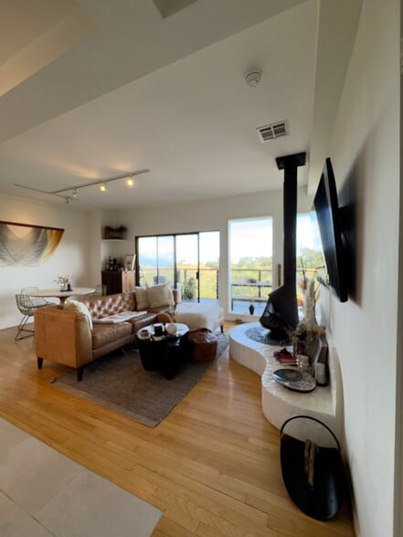 Building Photo - 8968 Crescent Dr
