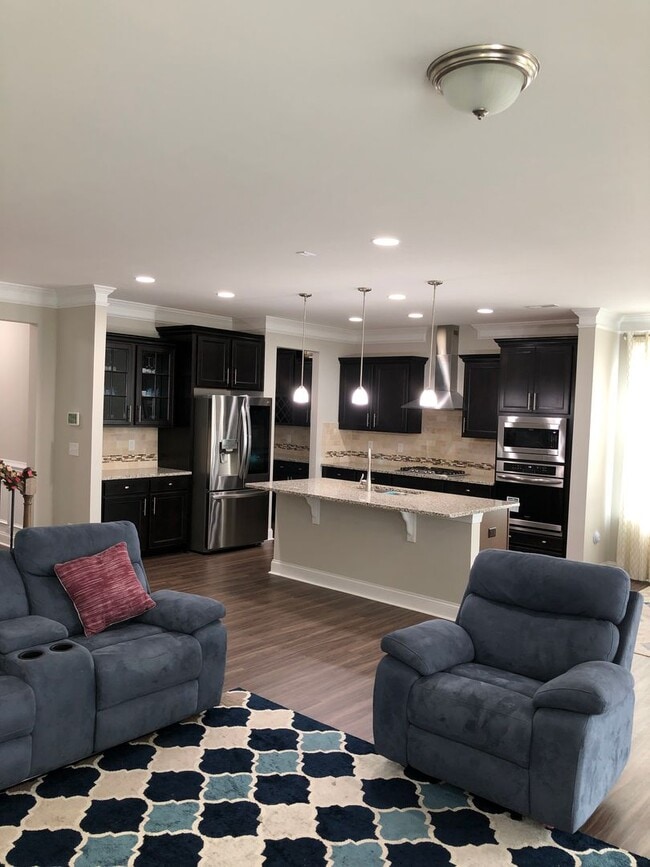 Building Photo - Lake Front Community 4 bed, 3 bath