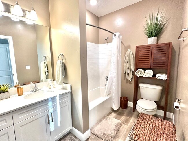 Building Photo - Beautiful Desert Color Condo!!
