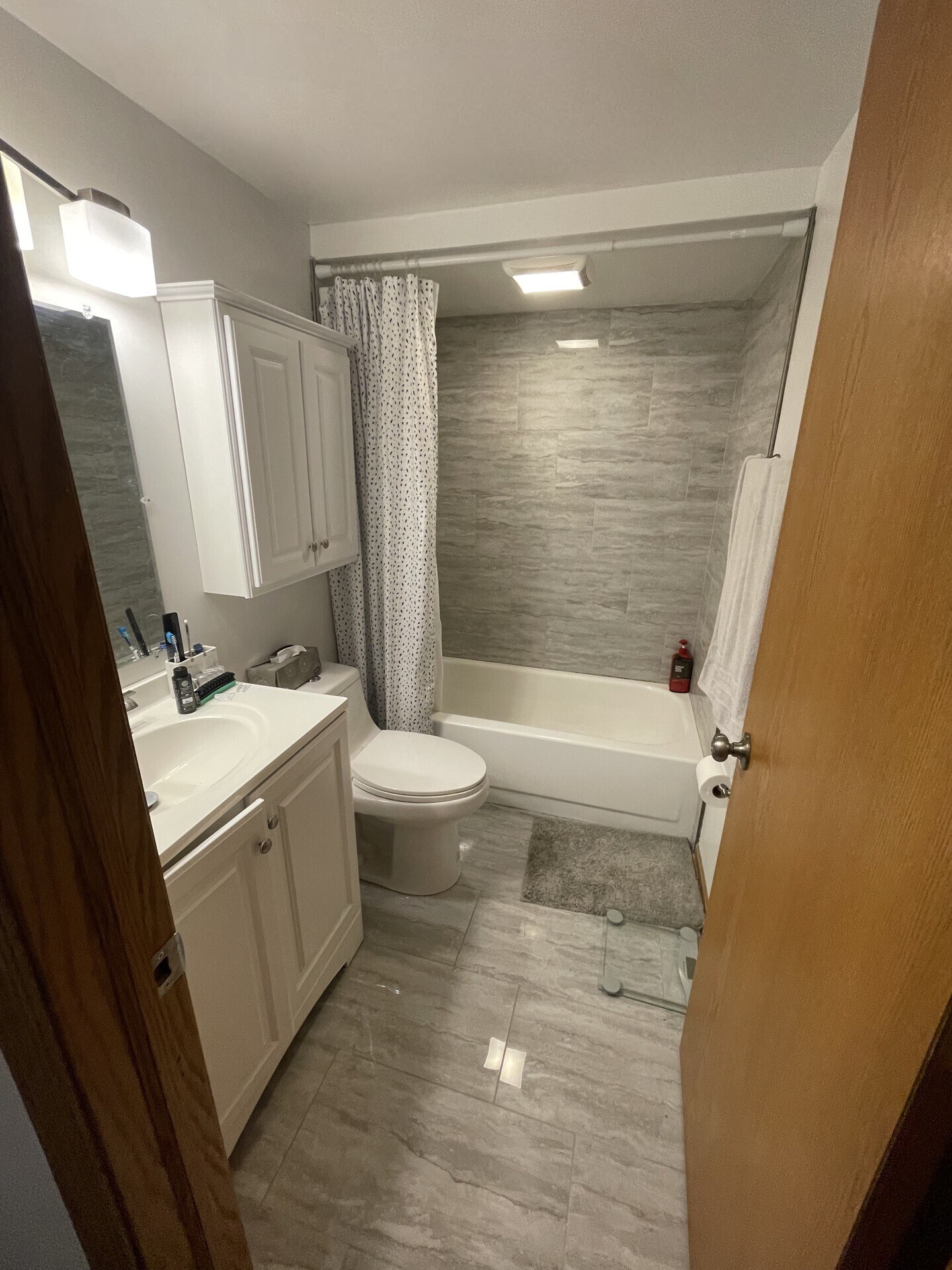 Bathroom #3 - 1225 W Roscoe St