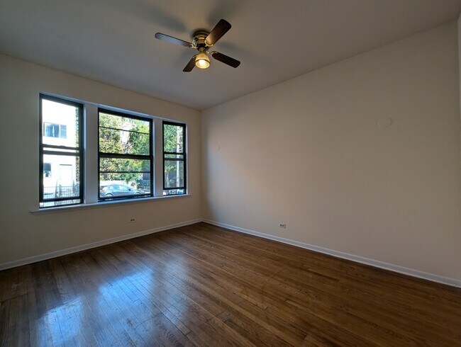 Building Photo - 3149 W Medill Ave