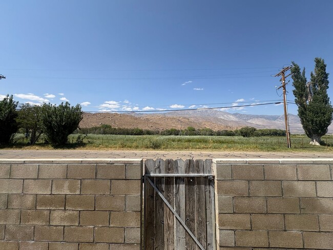 Building Photo - Home with Mountain Views
