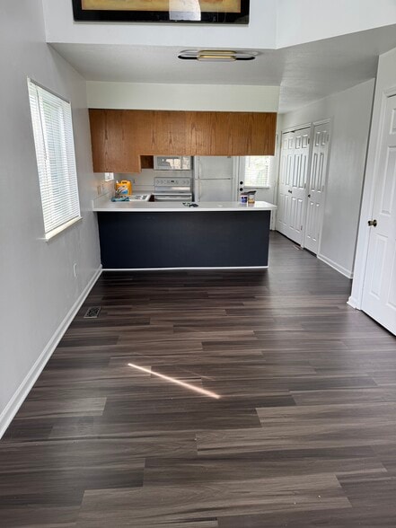 Building Photo - 5945 Red Oak Dr