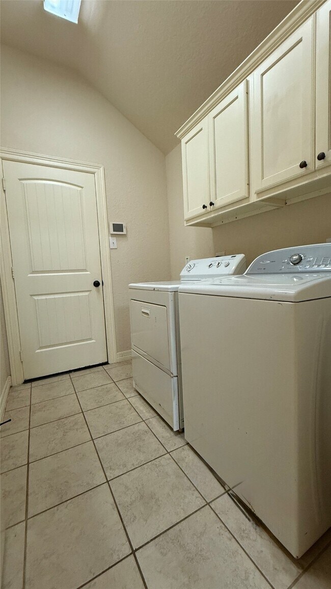 Building Photo - 931 Opal Chase Dr