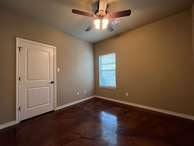 Building Photo - 4 Bedroom Single Family Home:  Available Now!