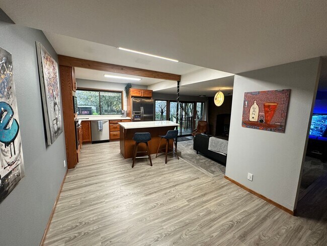 Building Photo - Super Comfortable Furnished Short term rental