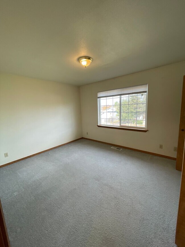 Building Photo - 573 7th St