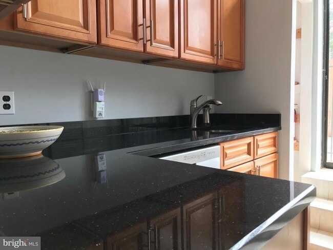 Building Photo - 1231 Linden Pl NE