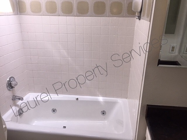 Building Photo - 709 20th St